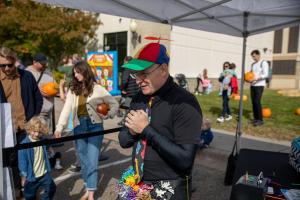 Balloon-Twisting-A-Touch-of-Magic-Entertainment-in-Minneapolis-MN-2